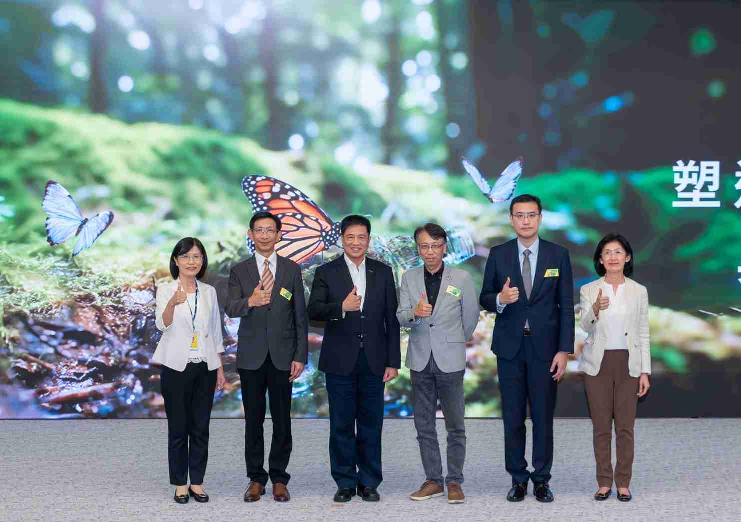 友達2023 CSR共榮大會，，，，邀請領域專家分享交流生物多樣性管理趨勢、、、無塑產品、、、海廢永續塑料等議題  （圖左到右：友達光電永續長古秀華、、、3M台灣技術長陳君杰、、、、友達光電董事長暨集團策略長彭双浪、、、光寶科技企業永續發展處處長陳慶暉、、、、安永聯合會計師事務所執業會計師曾于哲、、友達光電供應鏈總部副總經理吳宜芳）