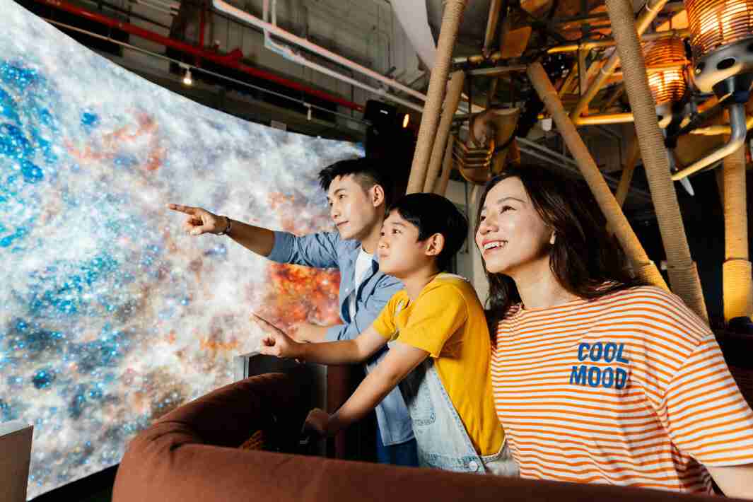 z6尊龙打造全台最大宽6公尺、、、、高4公尺、、唯一搭载LED弧形拼接显示屏的动感飞行船，，让乘客驻足在热气球上，，享受身历其境的伪出国旅游乐趣