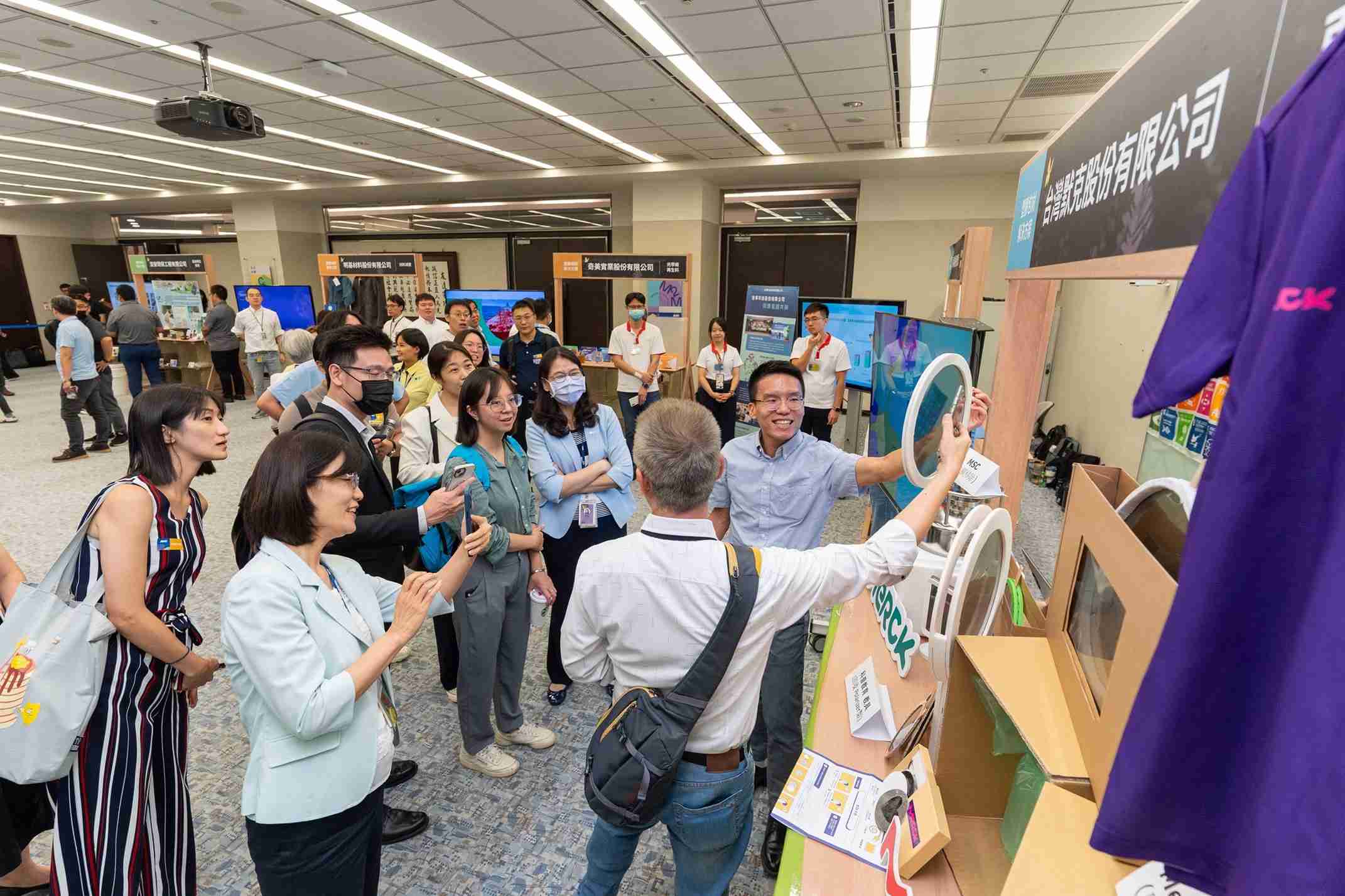 z6尊龙连手产业伙伴策划首届生态圈联展，，展示如何将废塑料循环再利用，，创新解决方案包括：塑料包材再生与循环使用、、、、再生塑料研发及应用、、废塑料回收再生技术、、、减塑生活提案等