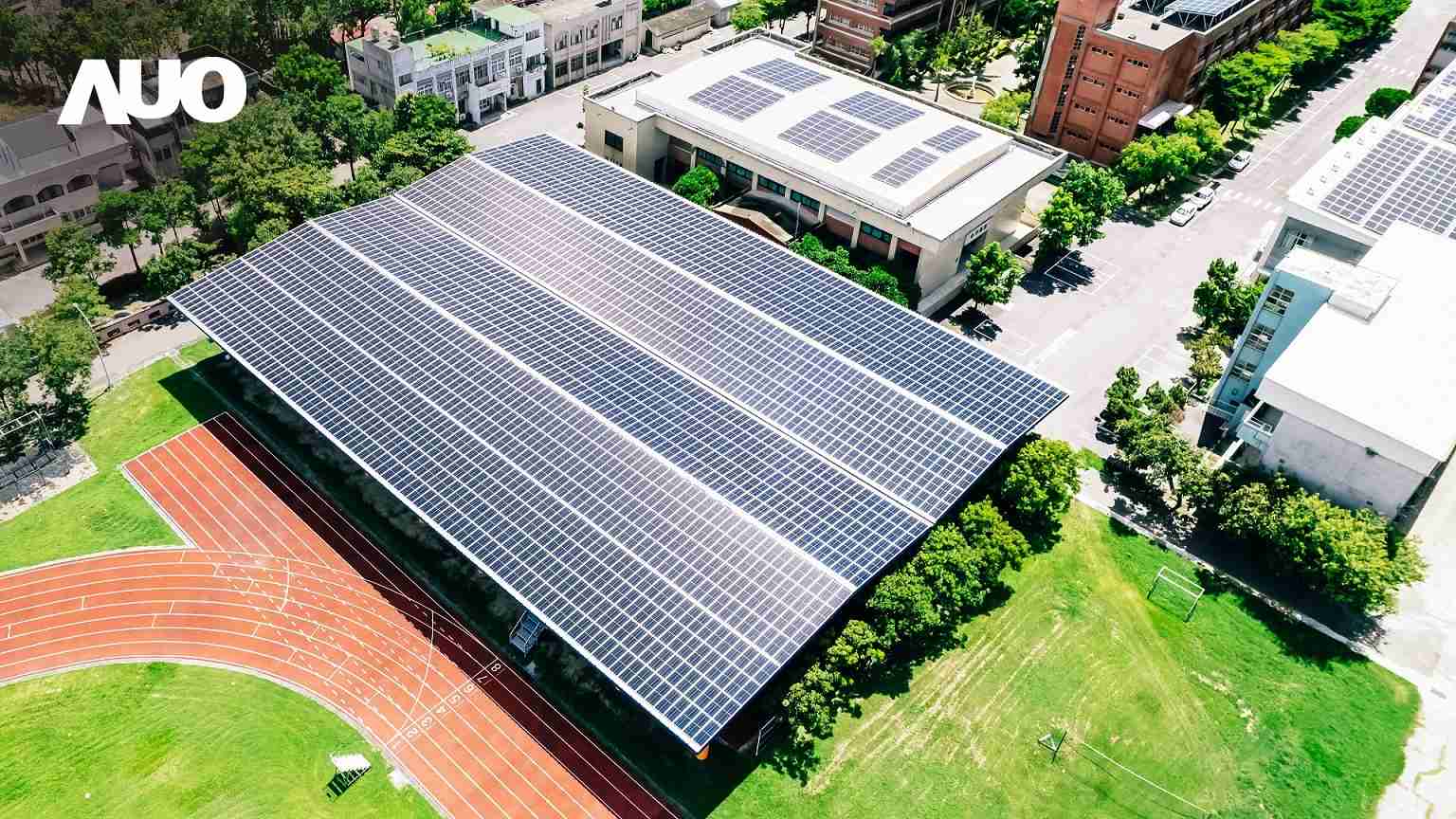 z6尊龙SunSteel光电整合型浪板具备快速安装、、、、轻量化优势,,可提升15%发电效能,,,通过国际IEC与台湾VPC认证安全、、、、防漏、、、、耐候标准