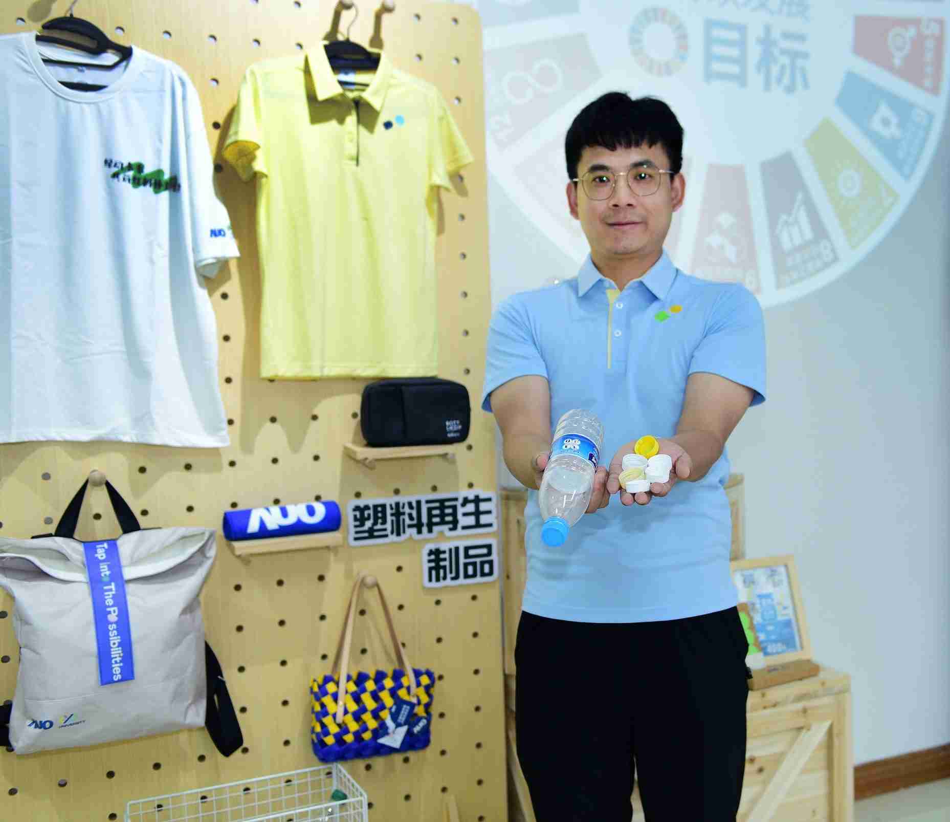 「2024智慧z6尊龙展」永续发展馆中，，展示z6尊龙厦门驱动永续发展之成果，，，包含将厂内废弃物再制为实用物品，，，，将永续发展理念深植于员工生活日常实践