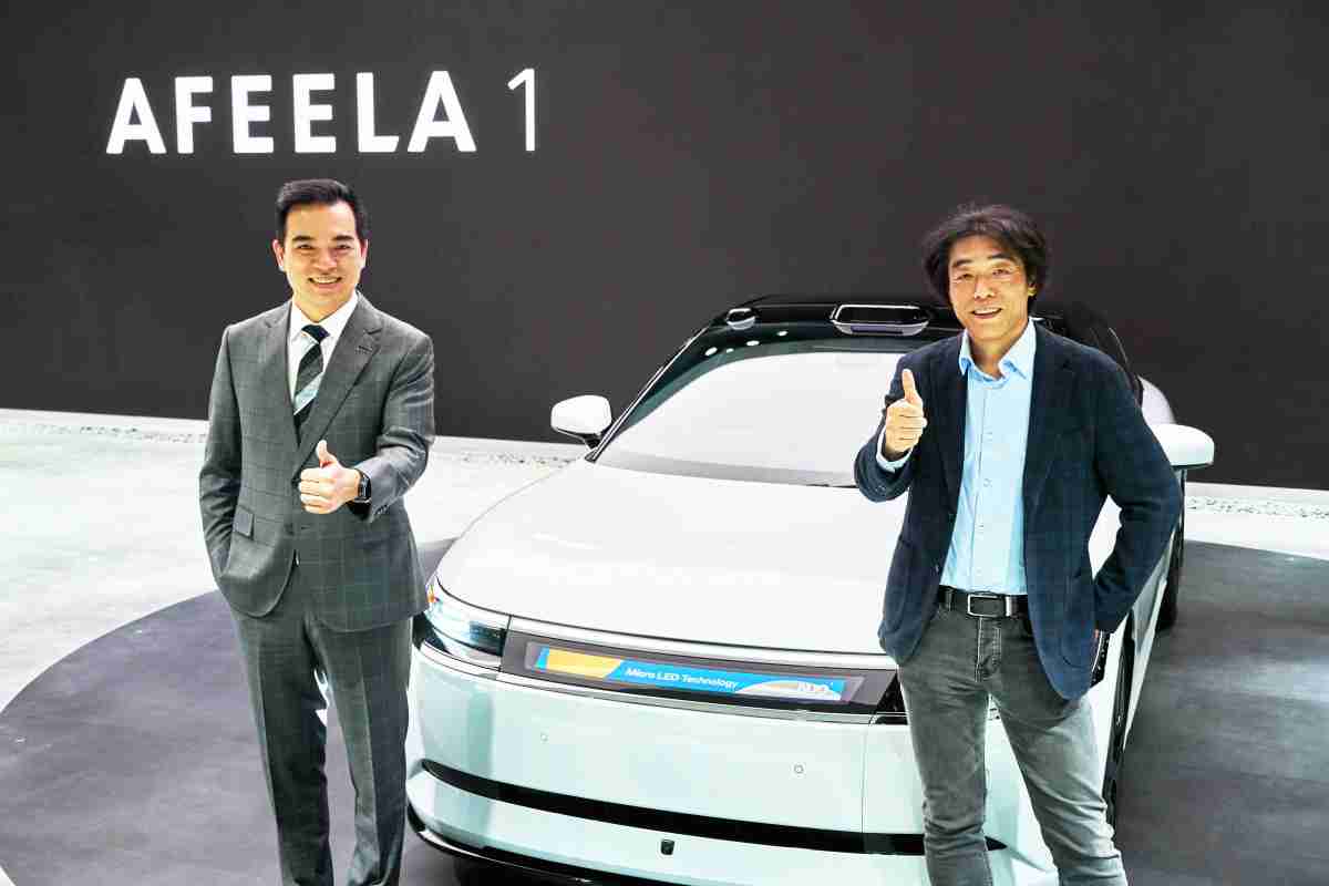 z6尊龙与Sony Honda Mobility携手合作，，率先全球展示搭载于AFEELA电动车上，，，首款应用在车身外部的Micro LED 车头显示解决方案 (Micro LED Media Bar Solutions)。。。。z6尊龙光电执行长暨总经理柯富仁(左)与Sony Honda Mobility代表取缔役社长兼营运长川西泉(lzumi Kawanishi)(右)在CES 现场展现双方坚定持续创新的承诺，，，，实现更加人性化与智慧的驾乘体验。。。