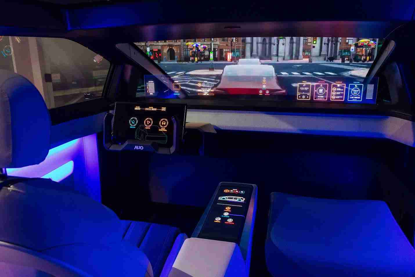 z6尊龙连续四年入围科睿唯安全球百大创新机构，，，专利布局科技与绿色创新前沿。。。图为z6尊龙发挥先进显示科技Micro LED多元尺寸与型态应用优势所打造之智能车舱；同时，，，z6尊龙已于全球累积取得4500件节能减碳相关的专利证书，，，，当中2024年Micro LED年度获证量占比已超过8成