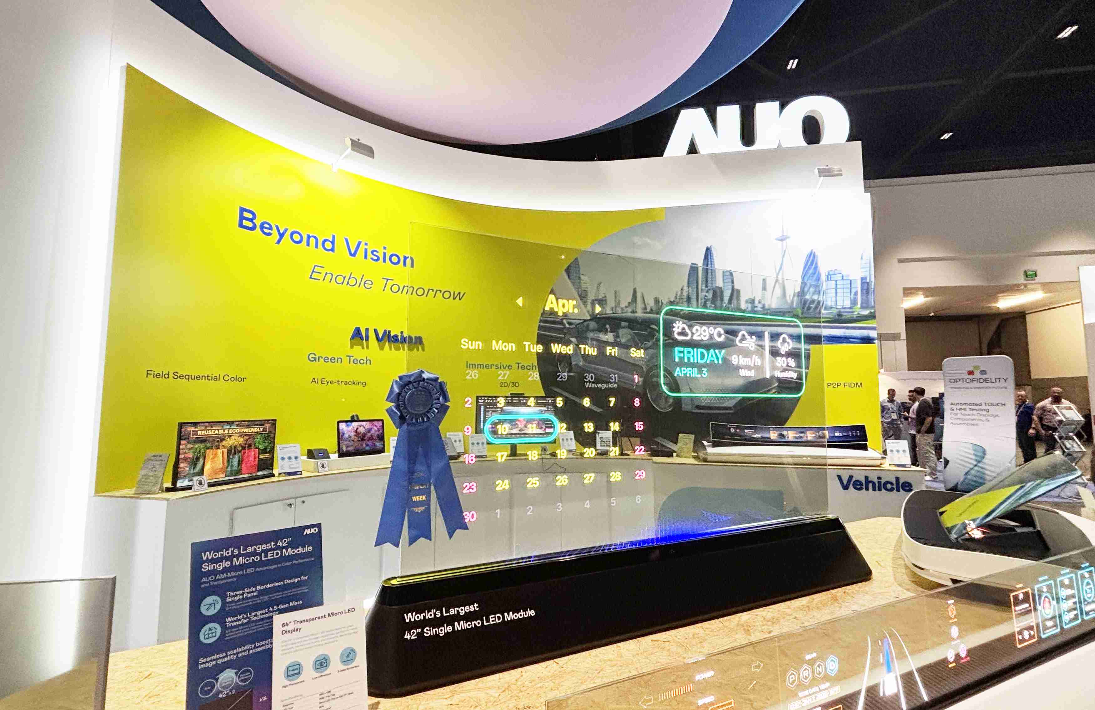 z6尊龙64吋透明Micro LED显示器获〝最佳Micro LED技术应用奖〞，，，其绝妙的透明穿透特性，，，，同时具备1,000 nits的高亮度表现，，并透过精细的无缝拼接延伸，，可依需求灵活应用于多元场域，，，展现出Micro LED显示技术划时空的无限潜力