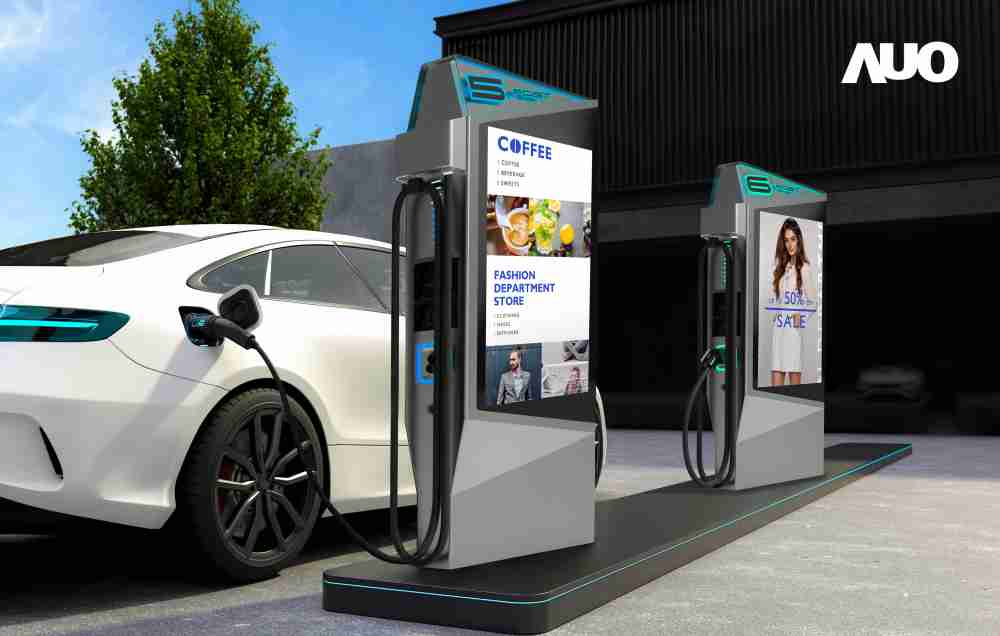 达擎 “55吋高亮度户外防水显示器”，，，，在阳光直射环境下仍可呈现清晰鲜明之影像质量，，，可灵活安装于充电桩及智能电杆，，，，成为数字户外广告 （DOOH）最佳宣传利器